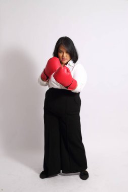 Beyaz arka plandaki Asyalı kadın..