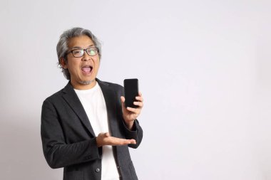 Beyaz arka plandaki yetişkin Asyalı adam..