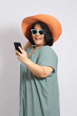 Beyaz arka plandaki Asyalı kadın..