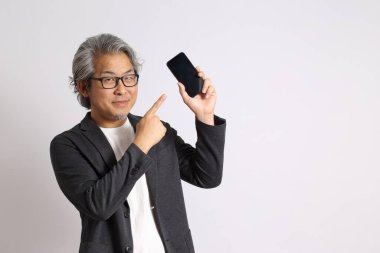 Beyaz arka plandaki yetişkin Asyalı adam..