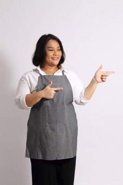 Önlüklü Asyalı kadın..