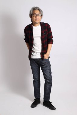 Beyaz arka plandaki yetişkin Asyalı adam..