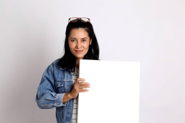 Beyaz arka planda orta yaşlı Asyalı kadın..