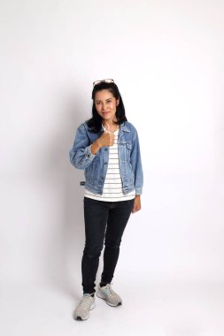 Beyaz arka planda orta yaşlı Asyalı kadın..