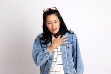 Beyaz arka planda orta yaşlı Asyalı kadın..