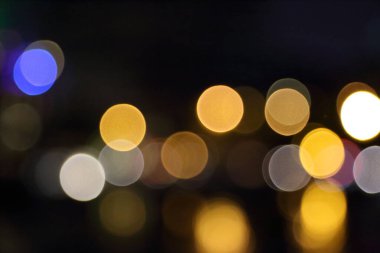 Soyut ışık şehrin gecesinde bulanıklaştı..