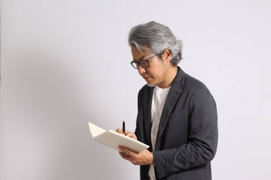 Beyaz arka plandaki yetişkin Asyalı adam..