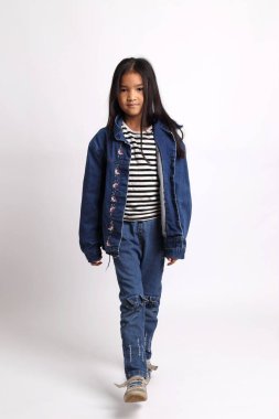 Beyaz arka planda duran Asyalı kız..