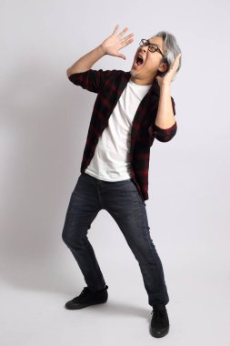 Beyaz arka plandaki yetişkin Asyalı adam..