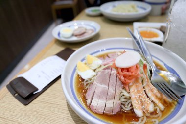 Masadaki soğuk erişteli ramen..