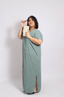 Beyaz arka plandaki Asyalı kadın..