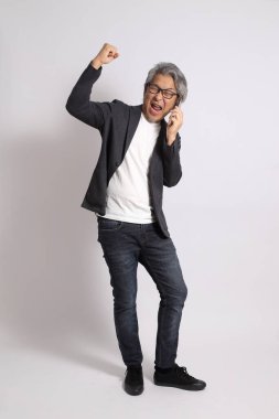 Beyaz arka plandaki yetişkin Asyalı adam..