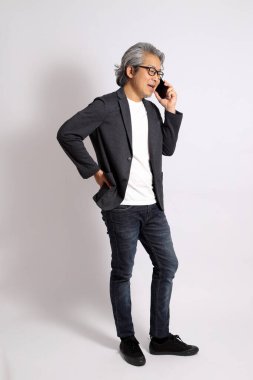 Beyaz arka plandaki yetişkin Asyalı adam..