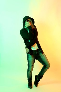 Beyaz arka planda grl renk efektli Asyalı adam..