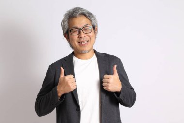 Beyaz arka plandaki yetişkin Asyalı adam..