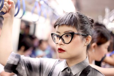 Halk trenindeki Asyalı kadın..