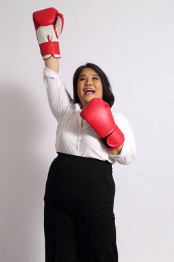 Beyaz arka plandaki Asyalı kadın..