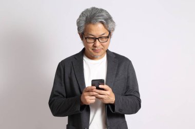 Beyaz arka plandaki yetişkin Asyalı adam..