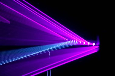 Gece partisindeki soyut sahte ışık..