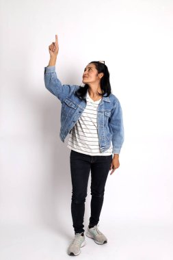 Beyaz arka planda orta yaşlı Asyalı kadın..