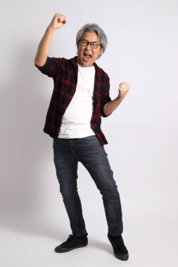 Beyaz arka plandaki yetişkin Asyalı adam..