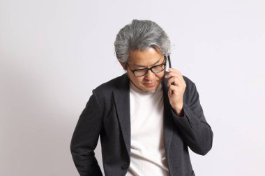 Beyaz arka plandaki yetişkin Asyalı adam..