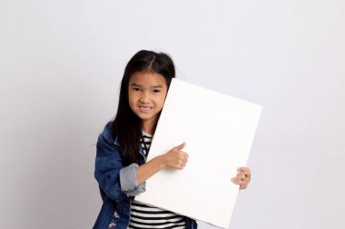 Beyaz arka planda duran Asyalı kız..