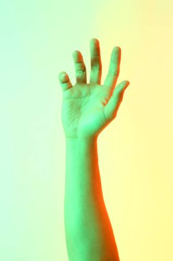 Beyaz arka planda insan eli pozu.