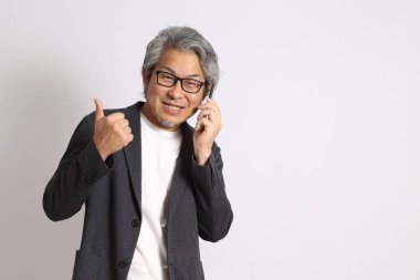 Beyaz arka plandaki yetişkin Asyalı adam..