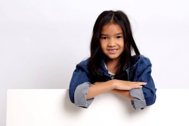 Beyaz arka planda duran Asyalı kız..