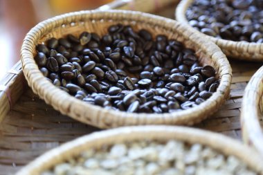 Kavrulmuş kahve çekirdeği sepette..