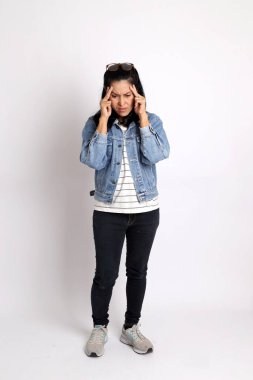 Beyaz arka planda orta yaşlı Asyalı kadın..