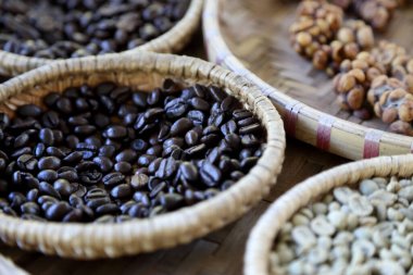 Kavrulmuş kahve çekirdeği sepette..