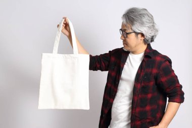 Beyaz arka plandaki yetişkin Asyalı adam..