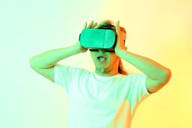 VR gözlüklü Asyalı adam..