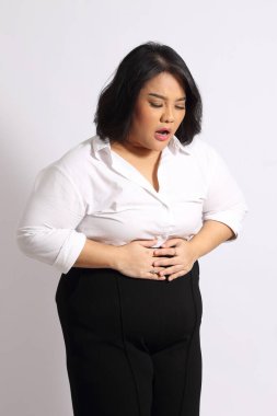 Beyaz arka plandaki Asyalı kadın..