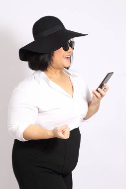 Beyaz arka plandaki Asyalı kadın..