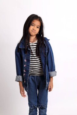 Beyaz arka planda duran Asyalı kız..