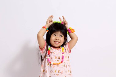 Beyaz arka plandaki Asyalı genç kız..