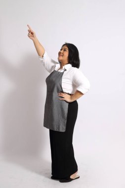 Önlüklü Asyalı kadın..