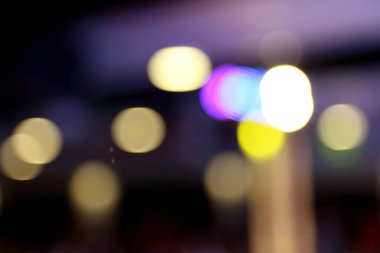 Soyut ışık şehrin gecesinde bulanıklaştı..