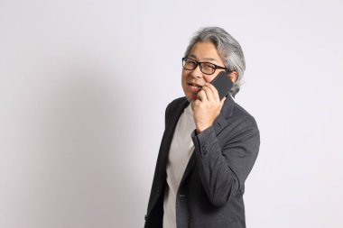 Beyaz arka plandaki yetişkin Asyalı adam..