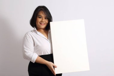 Beyaz arka plandaki Asyalı kadın..