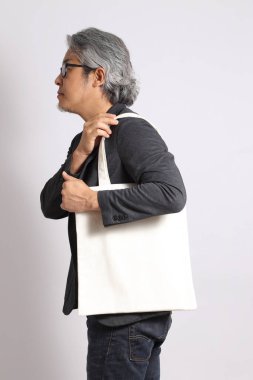 Beyaz arka plandaki yetişkin Asyalı adam..