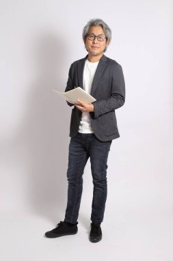 Beyaz arka plandaki yetişkin Asyalı adam..