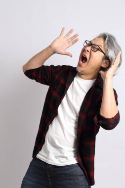 Beyaz arka plandaki yetişkin Asyalı adam..