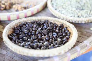 Kavrulmuş kahve çekirdeği sepette..