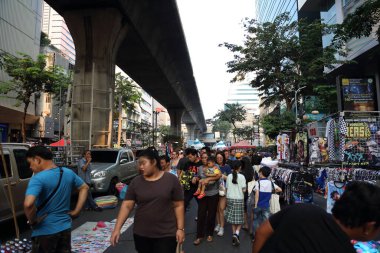 Bangkok, Tayland - 19 Ocak 2020: Bangkok, Tayland 'da özel etkinlik için Silom Yolu' ndaki Sokak Gıda Pazarı.