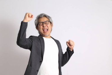 Beyaz arka plandaki yetişkin Asyalı adam..