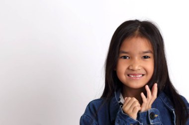 Beyaz arka planda duran Asyalı kız..